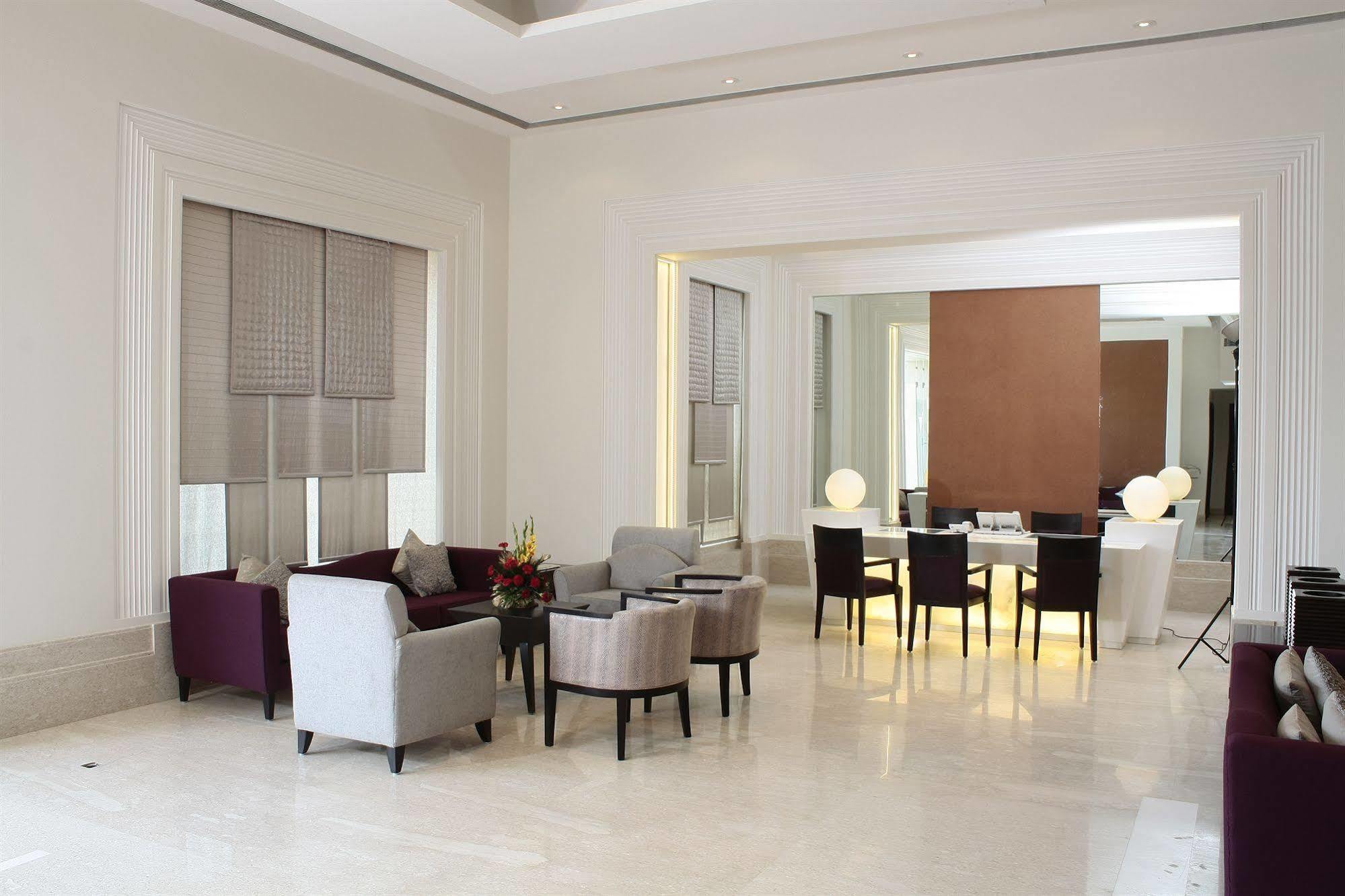 Vista Park Hotel Gurgaon Bagian luar foto