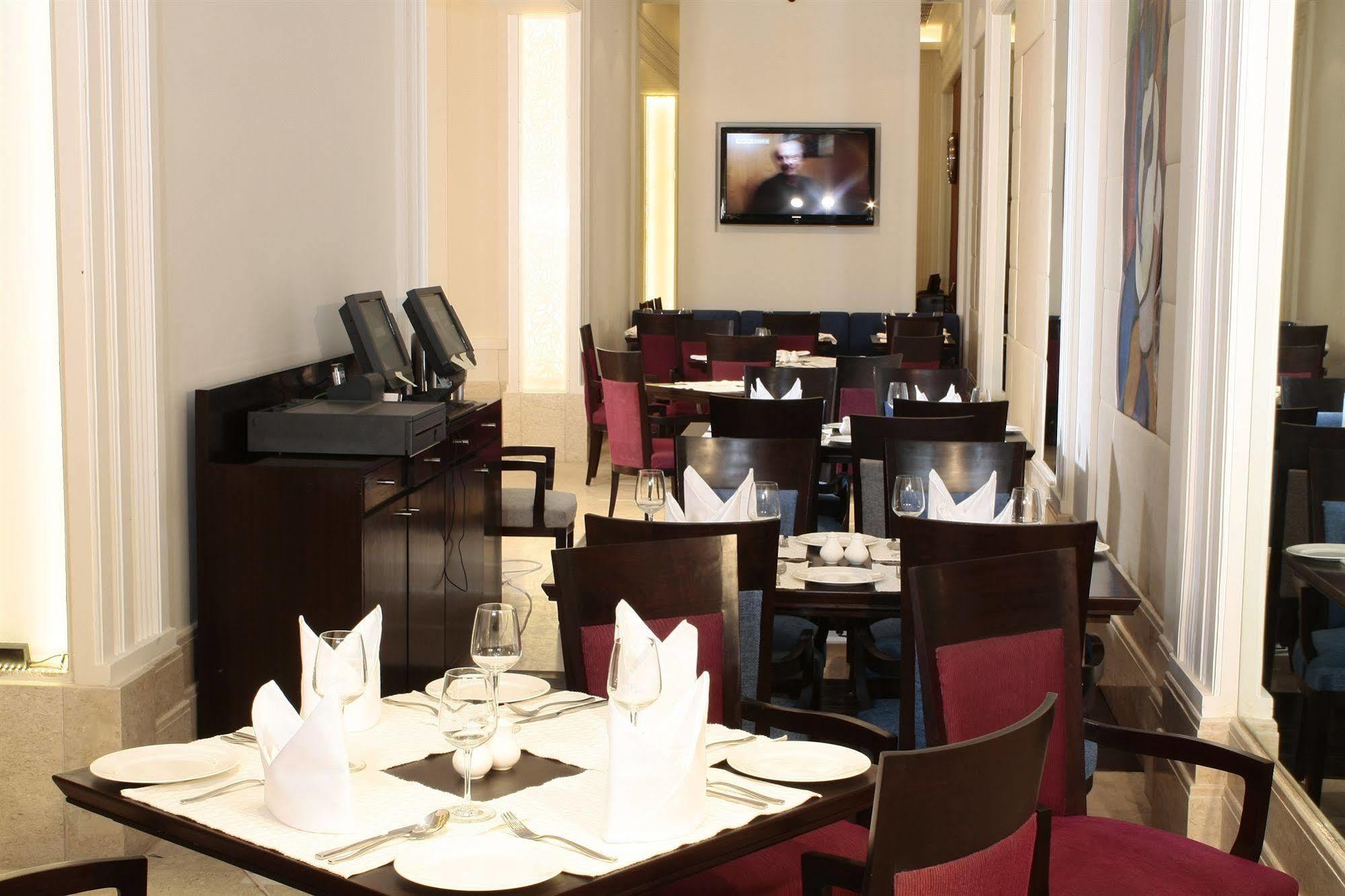 Vista Park Hotel Gurgaon Bagian luar foto