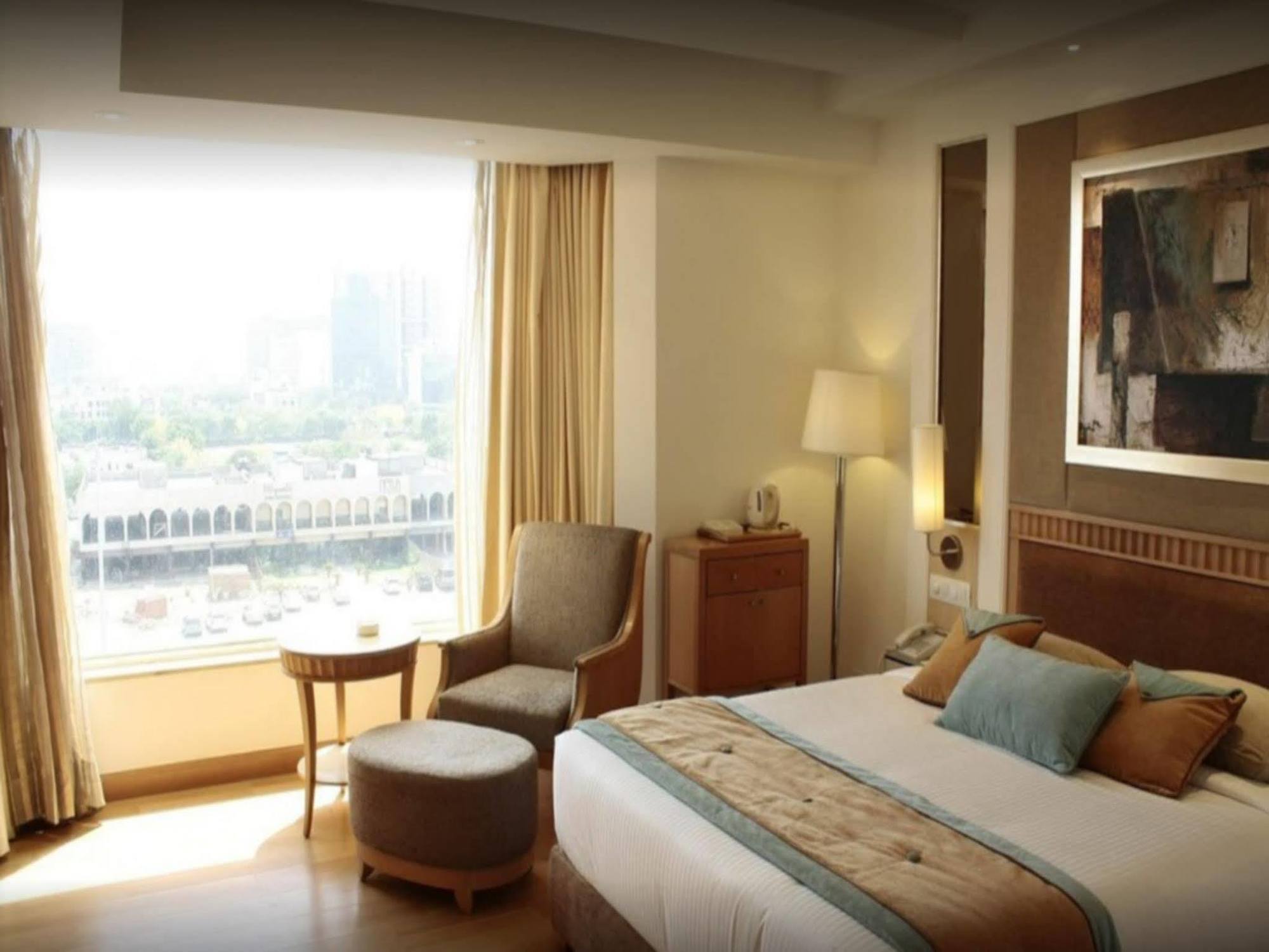 Vista Park Hotel Gurgaon Bagian luar foto