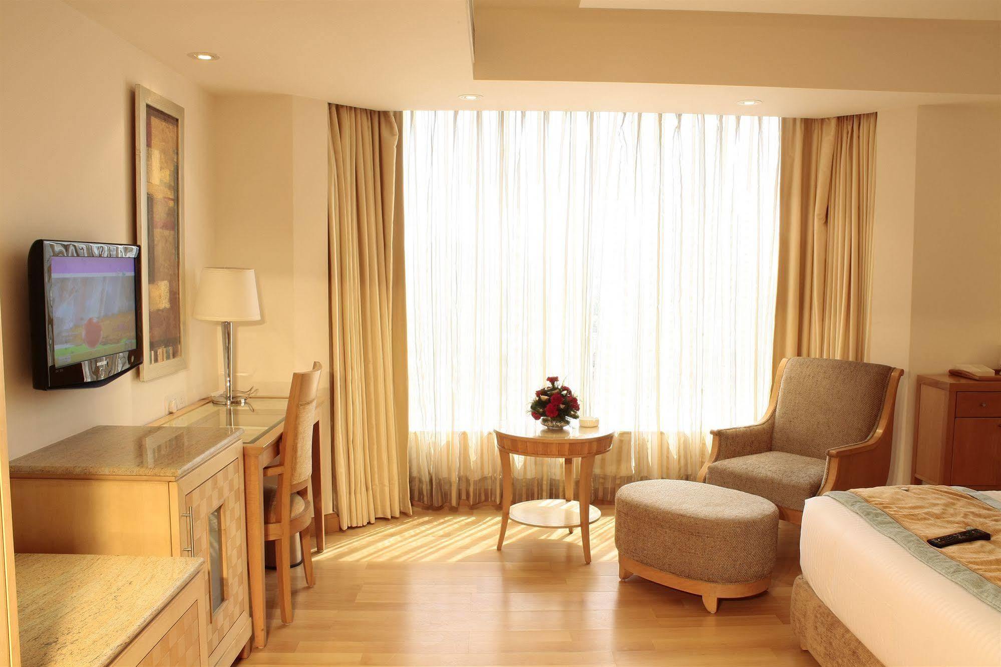 Vista Park Hotel Gurgaon Bagian luar foto