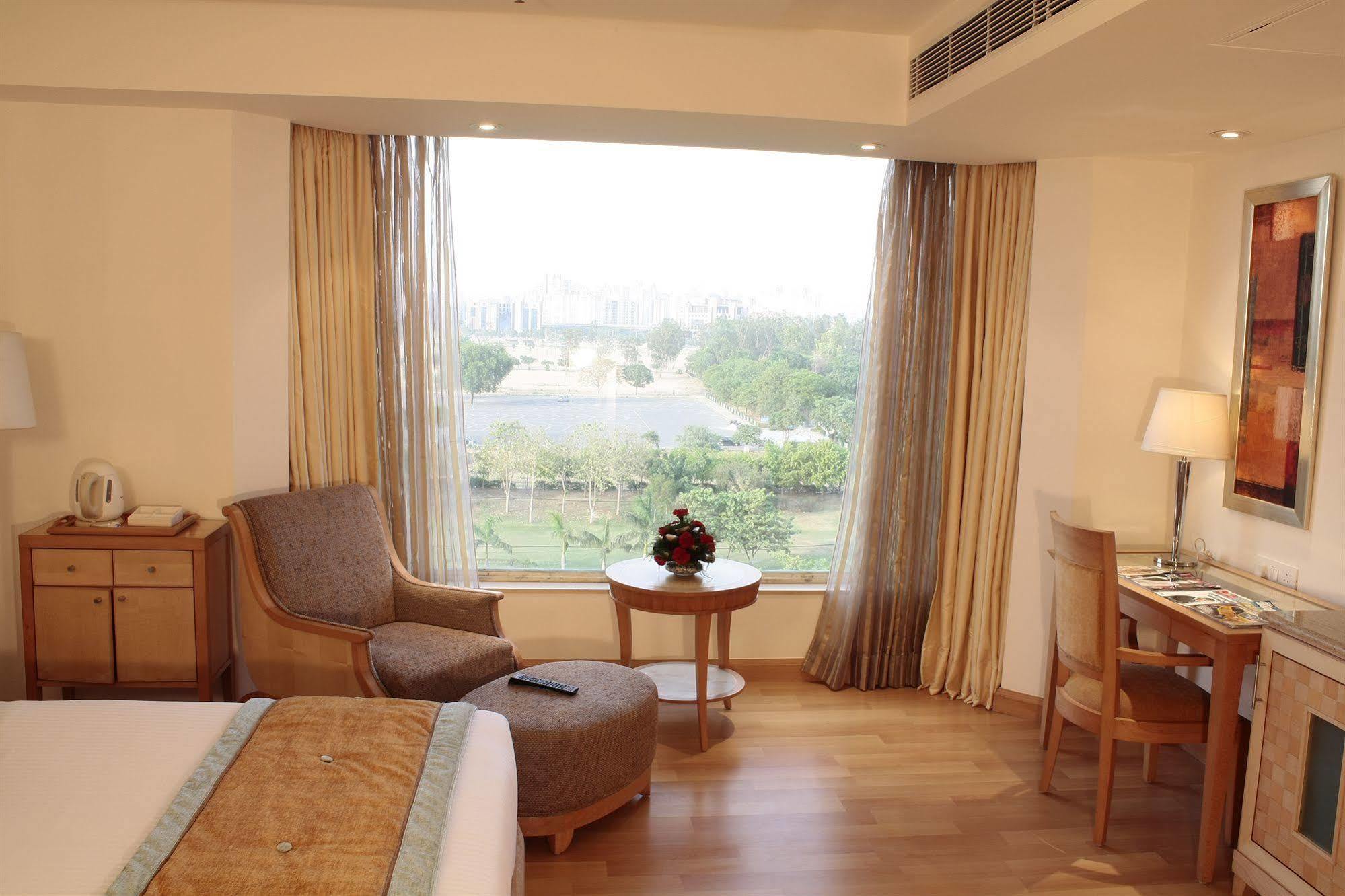 Vista Park Hotel Gurgaon Bagian luar foto