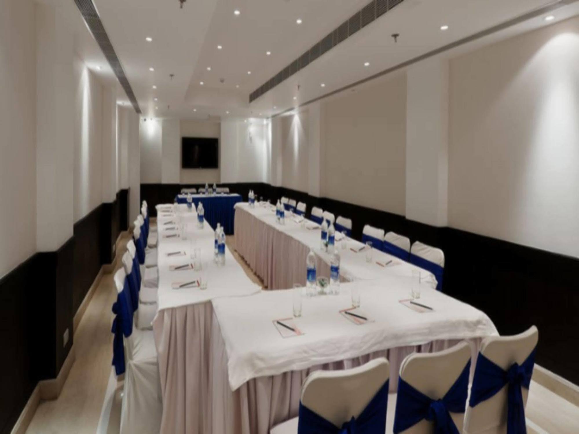 Vista Park Hotel Gurgaon Bagian luar foto