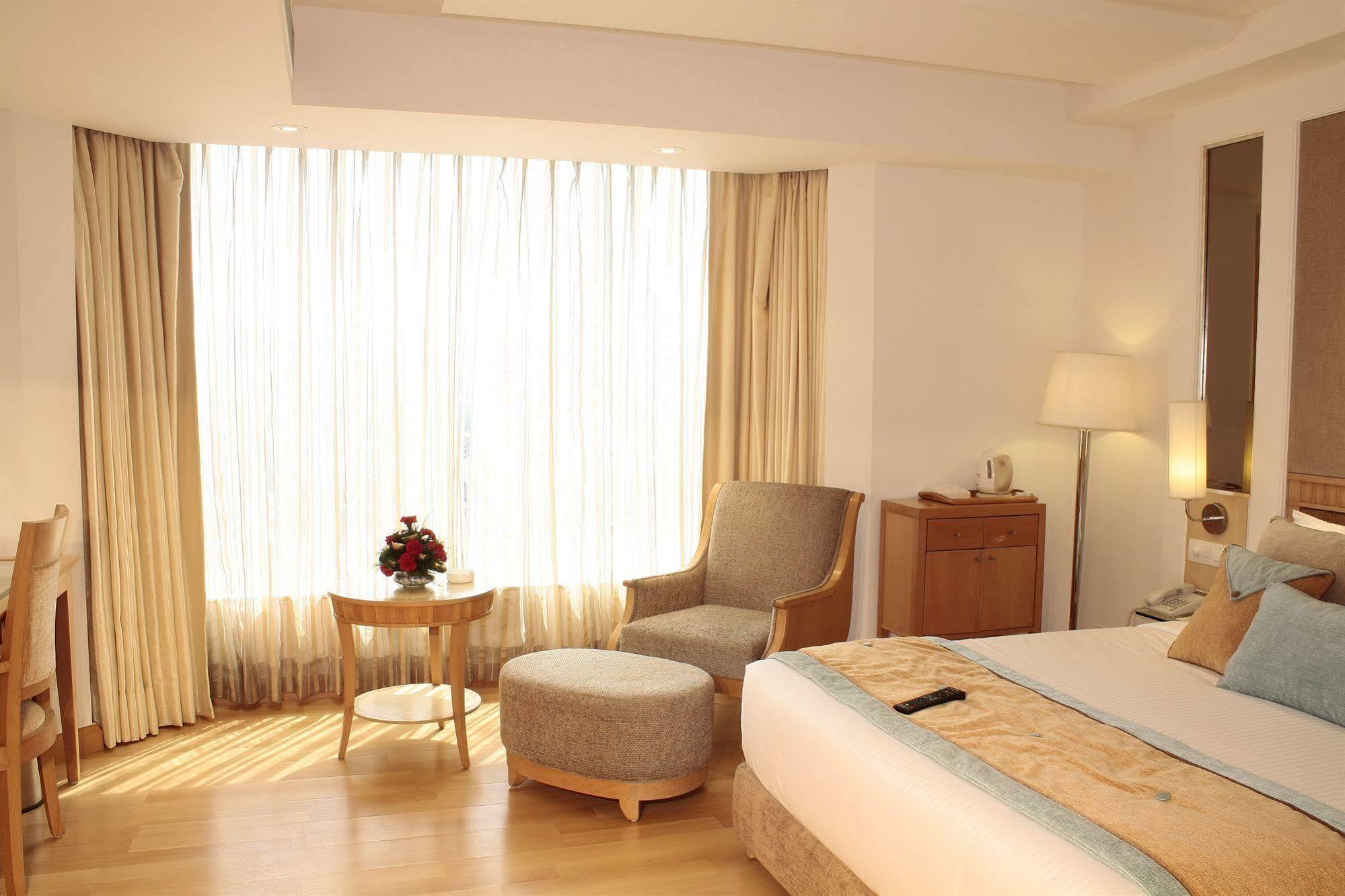 Vista Park Hotel Gurgaon Bagian luar foto