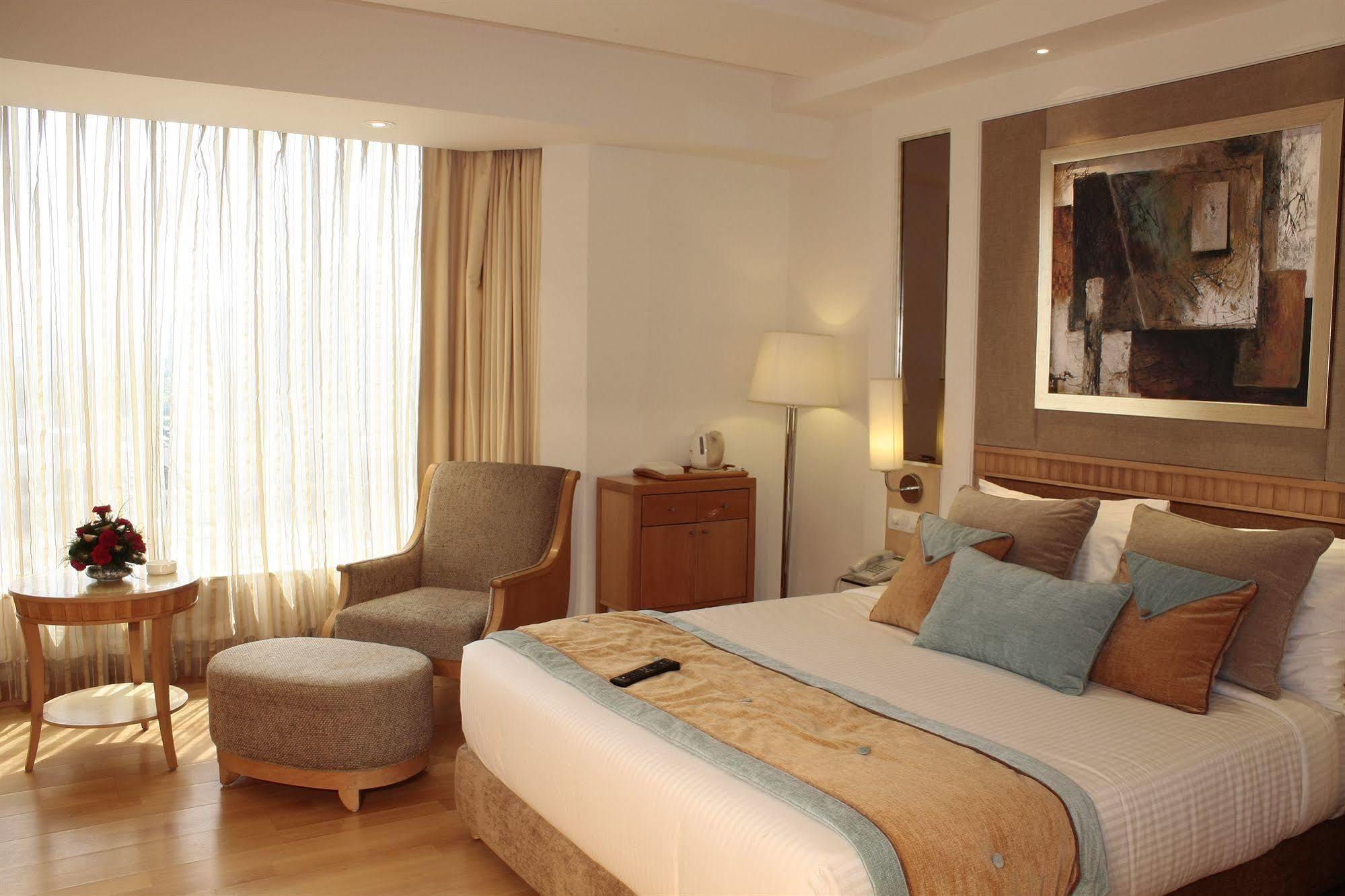 Vista Park Hotel Gurgaon Bagian luar foto