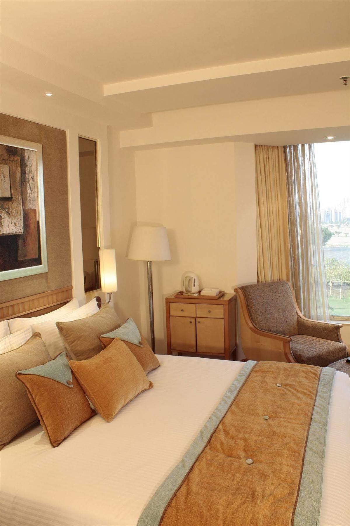 Vista Park Hotel Gurgaon Bagian luar foto